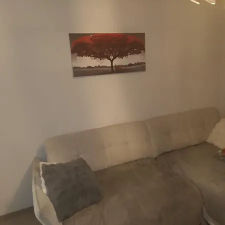 Schoene Mit Grosse Terasse